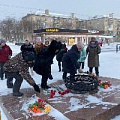 ВЕСТИ С МЕСТ. ПОЛЕВСКОЙ. В День защитника Отечества профсоюзный актив города возложил цветы к Памятнику солдата.